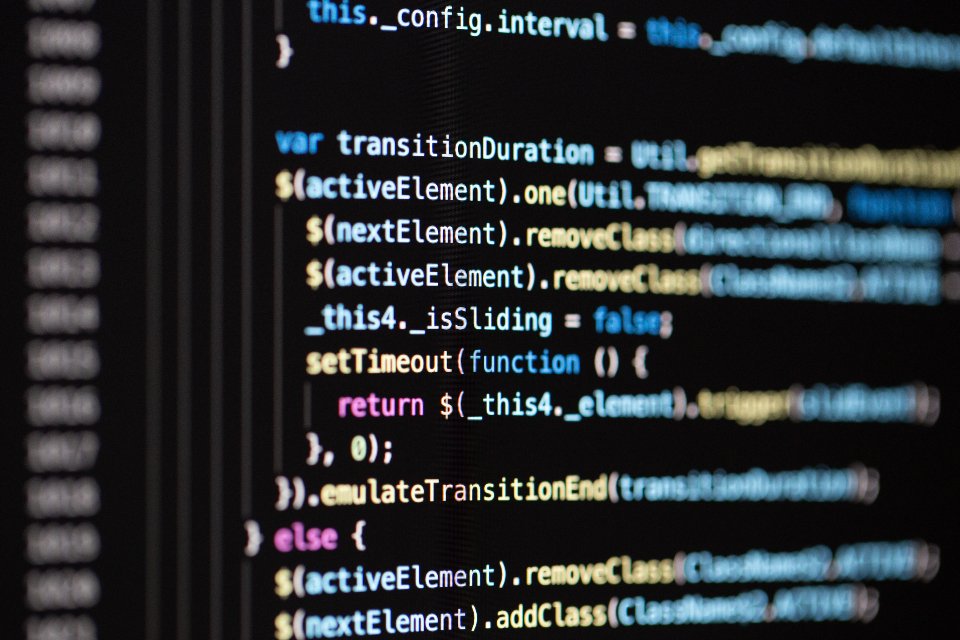 AIでデータを分析するイメージ